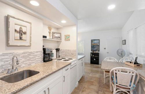 Stylish 1BR Apartment with AC Full Kitchen & WD - Just Steps to the Beach - Photo 15