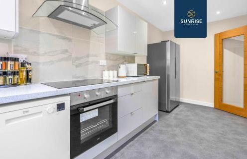 L1 - INVOICE and REDUCED PRICE only via SUNRISE SHORT LETS DUNDEE, Large 4 Bedroom House with 6 Beds and 3 bathrooms, TVs in each room, Free Parking, Fully Equipped, Local Amenities, Easy Ring Road Access, Special Rates and ONLY 9 Mins to STANNERGATE Port - Foto 10