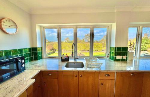 Stunning 7 Bedroom Escape Near New Forest and Beach - Large Garden - Serene Setting - Sleeps 14 - Foto 65