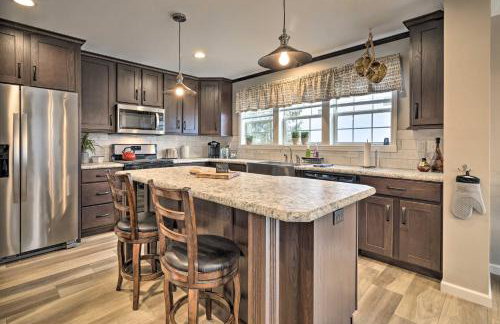 Lakefront Home with Deck, Fishing Dock and Canoe! - Foto 13