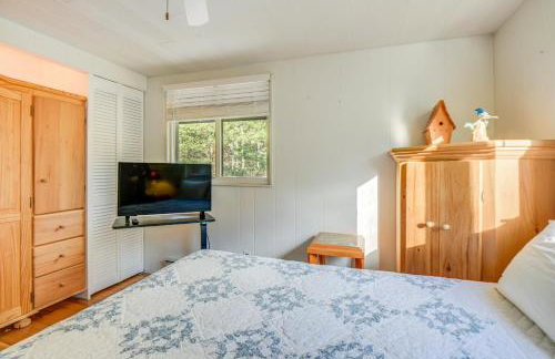 Charming Tamworth Cabin with Grill and Fireplace - Foto 13