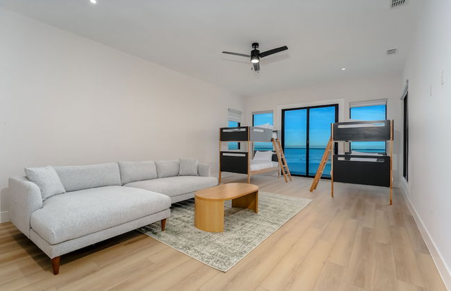 Spacious Bay - Photo 6