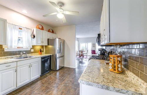 Marshfield Home with 4 Decks and Private Beach Access! - Foto 7