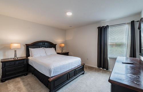 4BR Bella Vida Lakeview Pool Townhome - Photo 25