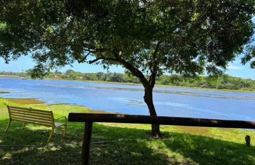 GUARAJUBA PARAÍSO DAS ÁGUAS - APT 2 quartos com AR e TV em TODOS os cômodos - Incluso Roupa de CAMA e BANHO - Filtro de Água Gelada e Maquina de Lavar dentro do APT - TOTAL CONFORTO PARA VC E SUA FAMILIA - Cond A beira da Lagoa e perto da PRAIA - Foto 18