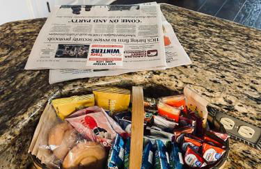 First Class Treatment Luxurious end unit Patio Pool Restaurant Bar on premises Steps away from Everything else! Spacious Condo Stocked with all You Need! - Foto 52