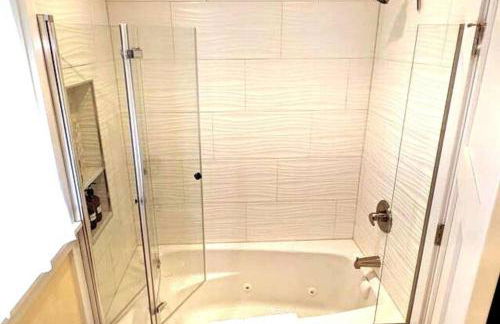 Walkable Elmwood Cottage, No Chores 2Bath 2BR 2Car - Foto 15