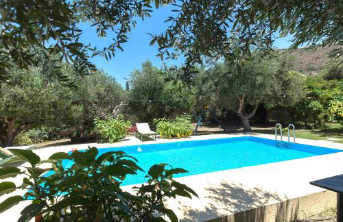 Sofiana's Garden Retreat with Private Pool - Foto 35
