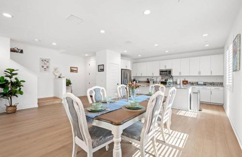 Spacious 5BR Getaway w Game Room & Modern Comfort - Photo 62