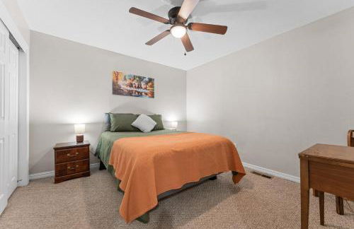 Lakefront Retreat with Deck, Movie Room and Yard - Foto 40