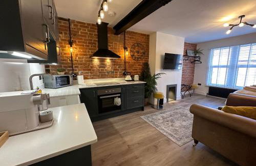 Urban Chic- Stylish Flat in the Heart of St Albans - Photo 1