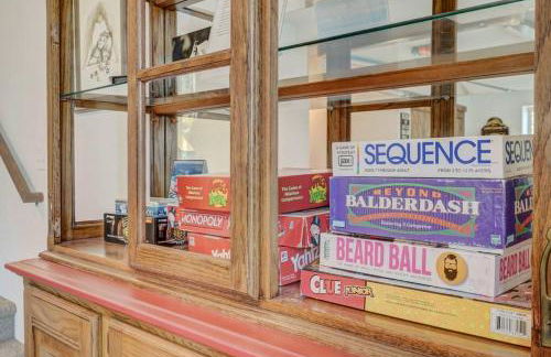 Rustic cabin charm w/ hot tub, arcade basketball - Foto 54