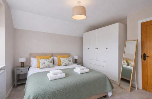 Meadow House with Driveway Parking, Spacious Garden, Fast Wifi and Smart TVs by Yoko Property - Foto 13