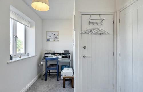 Modern Manchester House with Airport Links - Pass the Keys - Photo 25