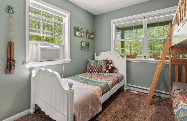 Ridge Retreat by Avantstay Game Room, Covered Porch, & Fire Pit! - Photo 32