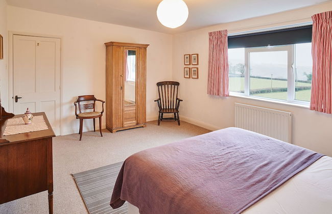 Host Stay Penrheol Farmhouse - Photo 4