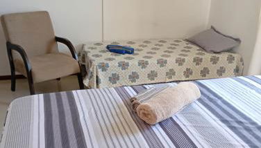 Terraço Familiar , 2 quartos com ar condicionado, 2 banheiros, churrasqueira a carvão , wi-fi, vaga para 2 carros suporta até 7 pessoas - Foto 4