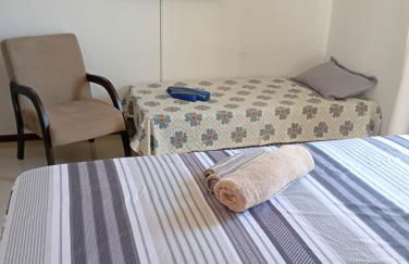 Terraço Familiar , 2 quartos com ar condicionado, 2 banheiros, churrasqueira a carvão , wi-fi, vaga para 2 carros suporta até 7 pessoas - Foto 4