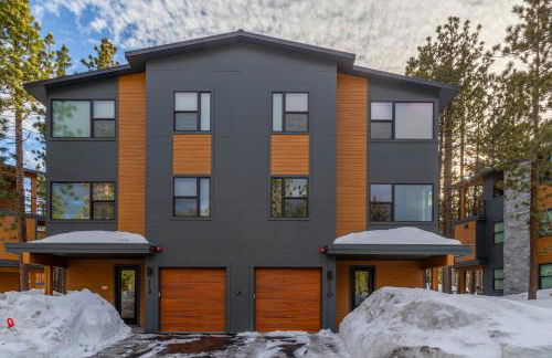 Spectacular New 4BR Townhome: Garage, Jacuzzi, BBQ - Photo 2