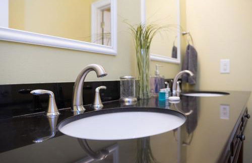 Stunning 3BR Apt, Parking, Full Kitchen, WiFi -H- - Foto 40