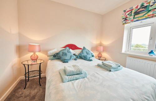 Lloret, Contemporary Retreat with Hot Tub & Waterside Views - Photo 22