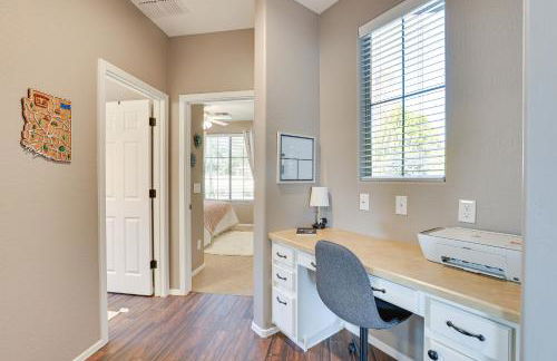 Shop, Golf and Hike Surprise Group Getaway with Pool! - Foto 9