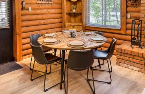 Charming Log Cabin in Tall Pines with Fire Pit Near Trails & Lake - Foto 22