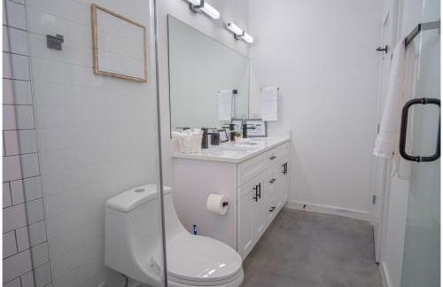 Gorgeous 3 BR 2 BA Near Amazing Downtown - Photo 36