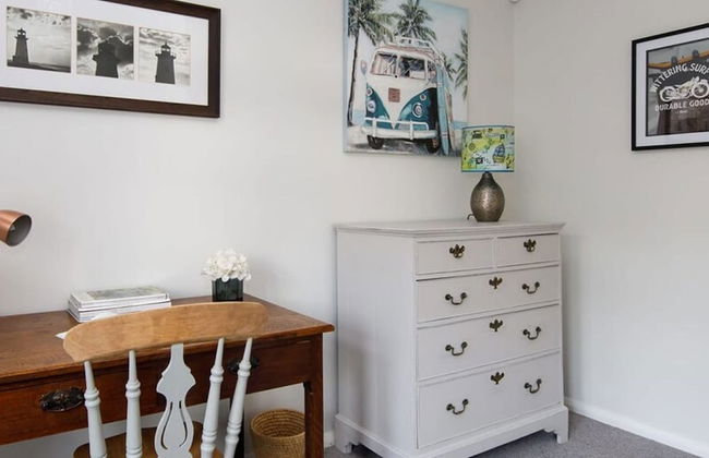 Coastal Retreat for 8 With Hot Tub - Walk to Beach - Foto 24