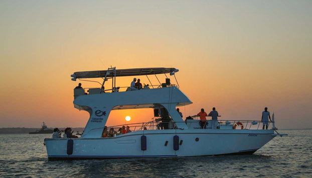 Balade en bateau au coucher du soleil - Photo 5, Le bateau navigue au coucher du soleil
