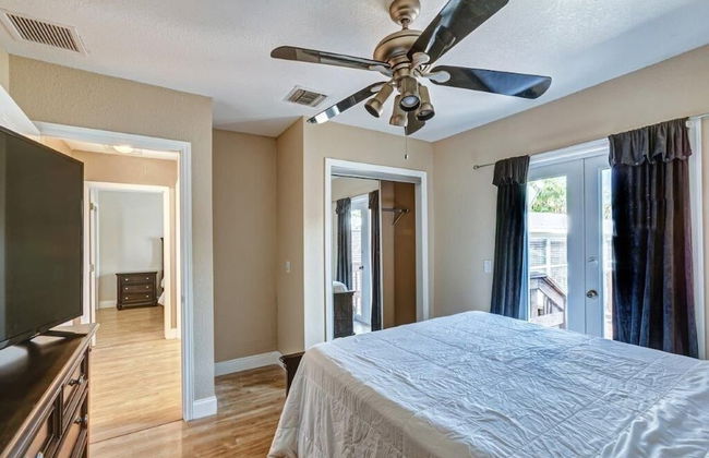 Beautifully Renovated 5 Bedroom with Guest House 5 Home by RedAwning - Foto 11