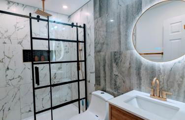 Custom Design Kitchen King Beds Laundry Large TVs - Foto 8