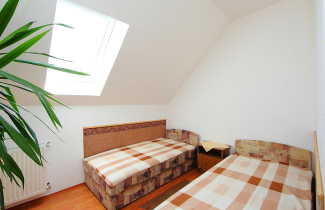 7 bedroom House in Balatonszárszó with garden and terrace - Photo 10