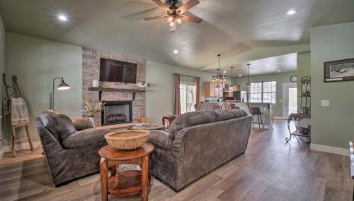 Modern Retreat with Deck Walk to White River! - Foto 4