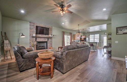 Modern Retreat with Deck Walk to White River! - Foto 4