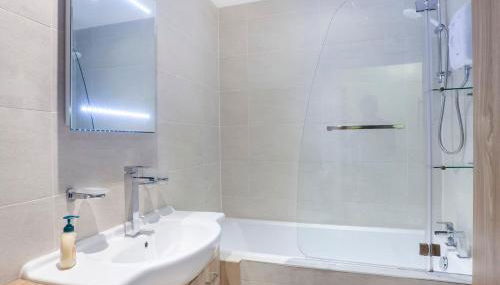 Riverbank View Three Bedroom Apartment with Free Parking - Photo 3