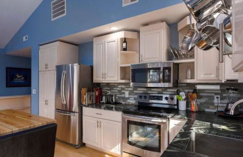 Back Alley Apartment, walk Downtown and Duke - Photo 6