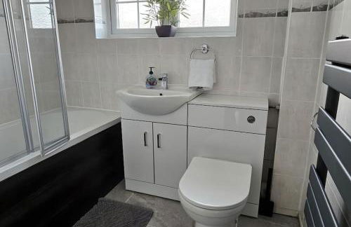 BSE Homes & Properties Ltd 4-Bedroom Home, Harlow , with Parking sleeps 6 - Foto 8