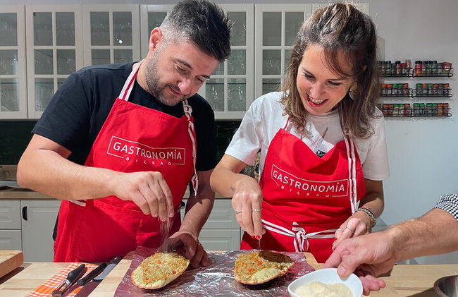 Clase de cocina vasca inmersiva para grupos pequeños en Bilbao con barra libre - Foto 2