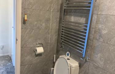 Dartford Luxurious House with Parking - Netflix - Wi-Fi - Photo 23