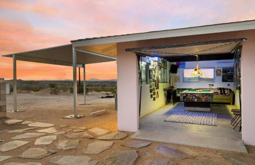 Mid Century Vibes - 2 Min to JTNP - Retro Dive Bar - View - Foto 1