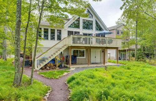 Lakefront Poconos Family Home with Pool Access - Foto 28