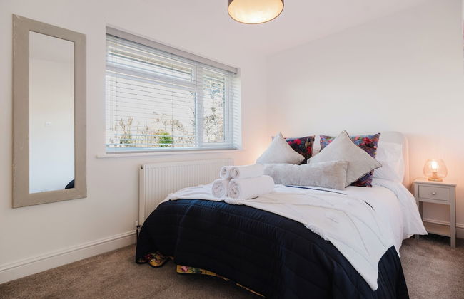 Corner House - Bright 2BD in Cheltenham - Photo 13