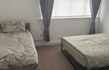 Comfortable 2-Bed Flat Balcony Near Airport - Photo 1