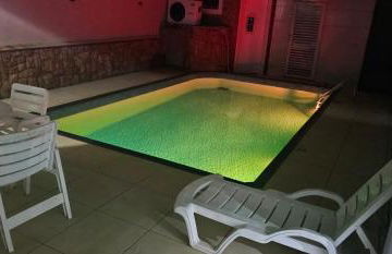 Belíssima Casa a Beira Mar com Piscina Aquecida Cobrado a Parte, 5 Quartos com Ar Condicionado, Amplo Salão de Jogos com Mesas de Bilhar e Pebolim, Amplo Espaço Externo com Churrasqueira em Deck Gourmet Coberto frente a Piscina,Tudo isso á Beira Mar - Photo 7