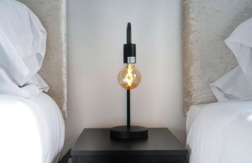 Newly Refurbished House - Close to Town Centre -Free Parking, Super-Fast Wifi, Smart TV with Netflix by Yoko Property - Photo 10