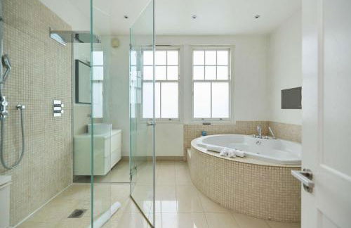 The Clapham Crib - Spacious 4BDR House with Patio - Photo 57