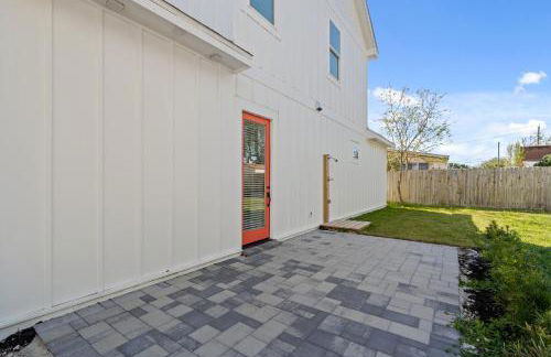 Brand NEW Expansive Coastal Home w/ Custom Furnishings Sleeps 15 - Photo 74