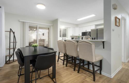 Beautiful Overland Park 3 King Bed Modern Getaway - Foto 12