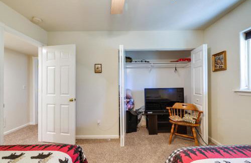 Cozy Mi-Wuk Village Cabin with Deck! - Foto 18